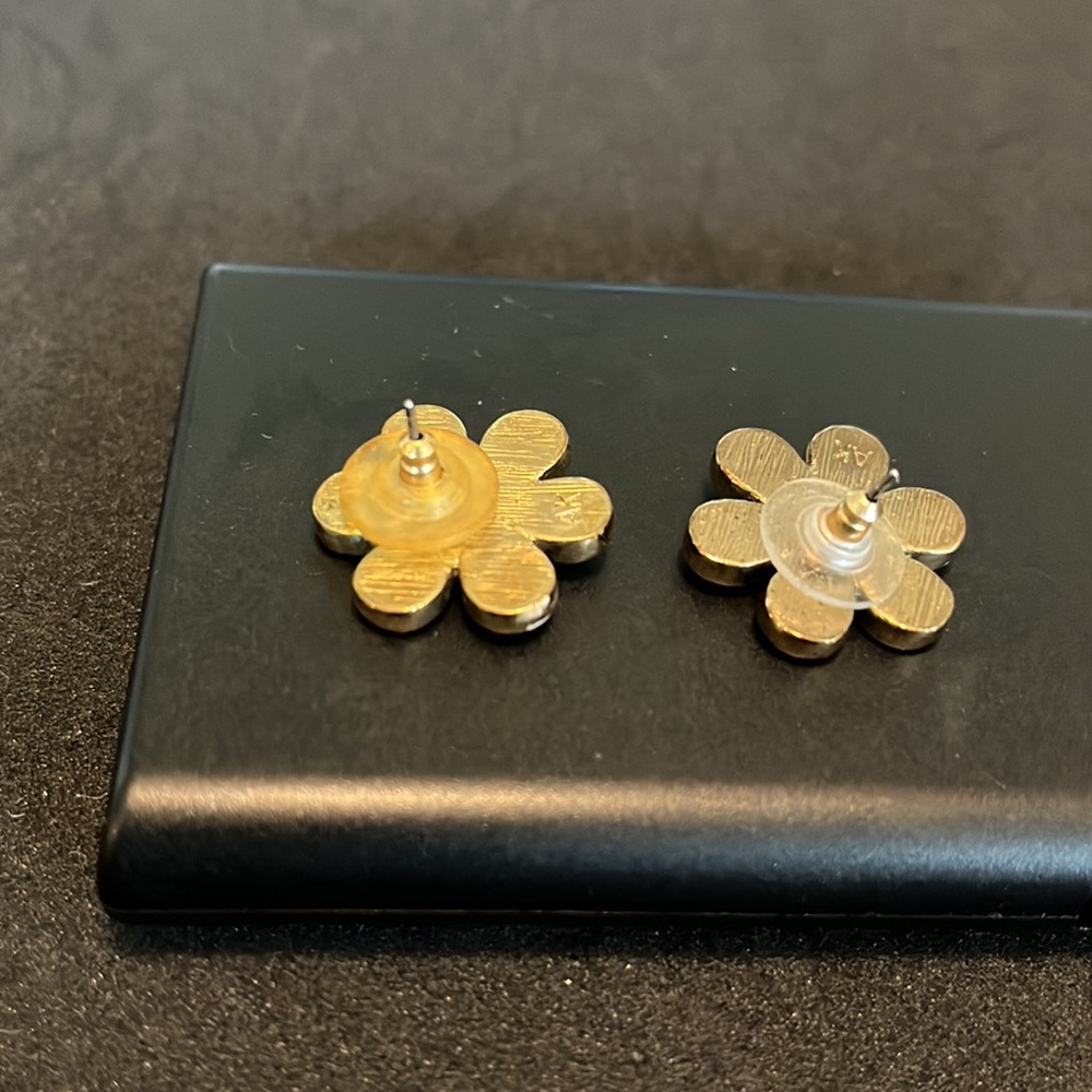 Anne Klein Vintage beige enamel flower earrings - Picture 2 of 2